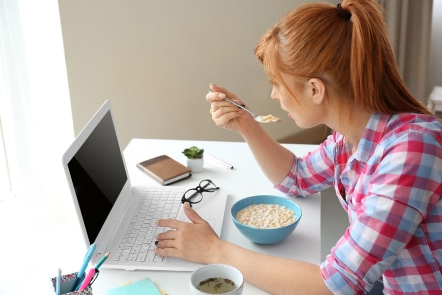 eating while working on laptop